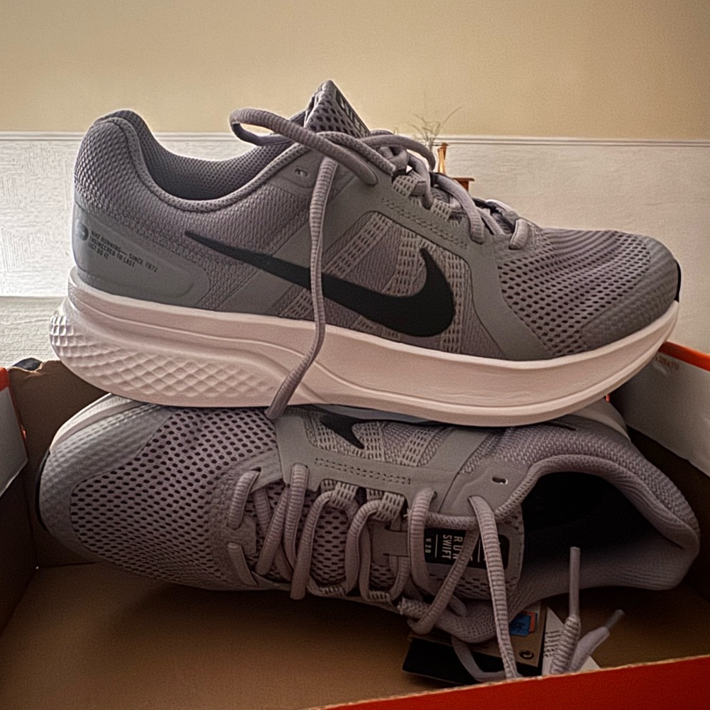 Nike run swift 2 Gray Athletic Sneakers 9.5
